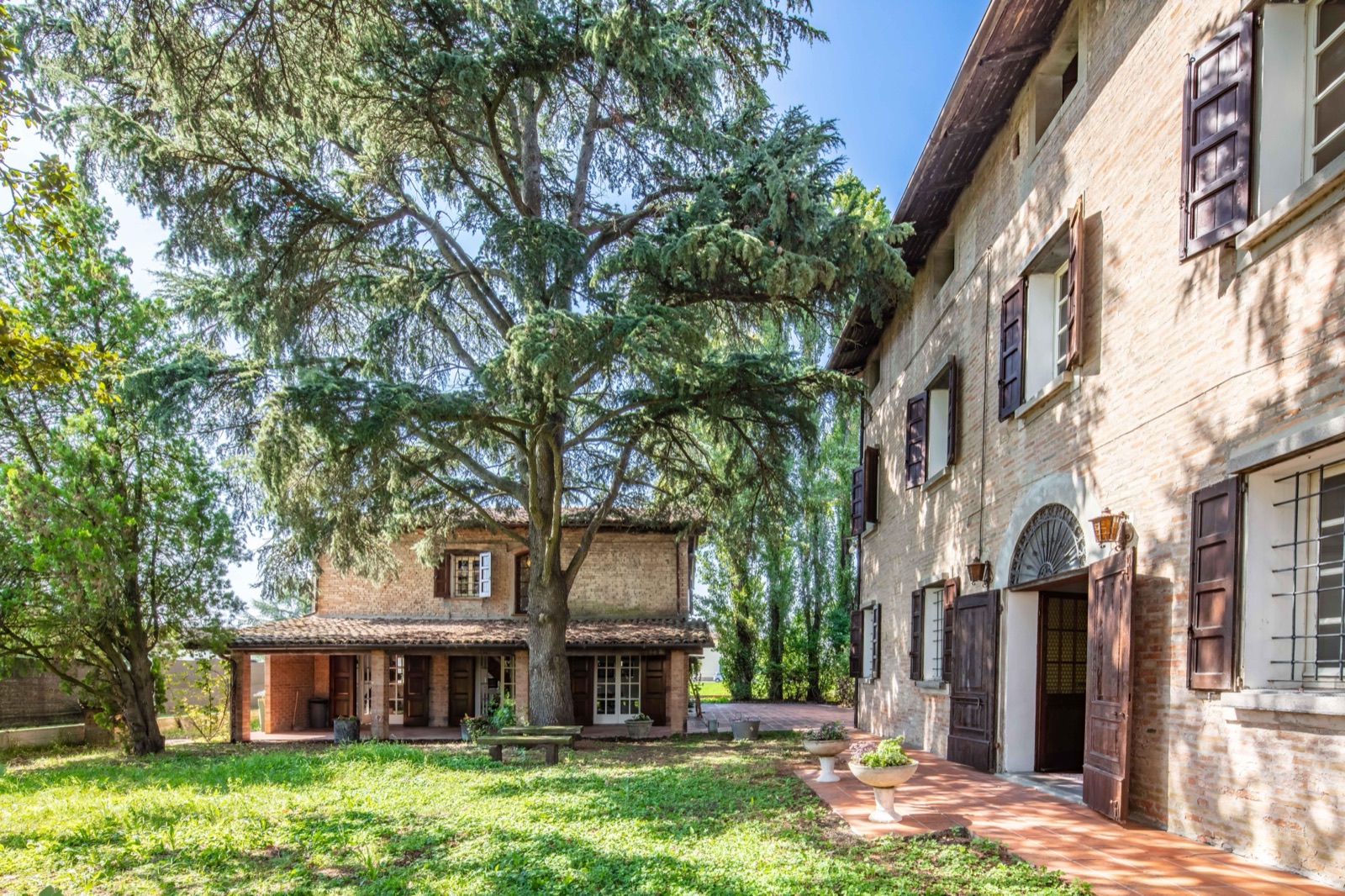 Retro della dimora